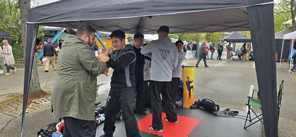 Gemeinsam stark Sifu Gökhan mit einem Schüler nach dem VingTzun-Training.
